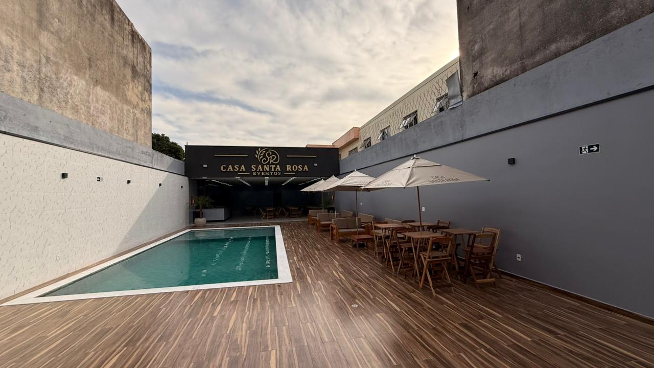 Piscina com área gourmet e fachada Casa Santa Rosa