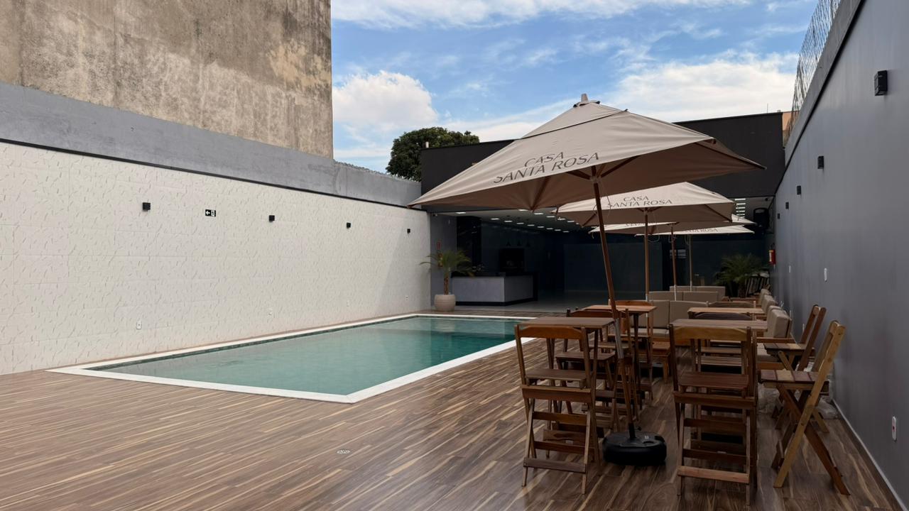 Piscina com ombrelones Casa Santa Rosa